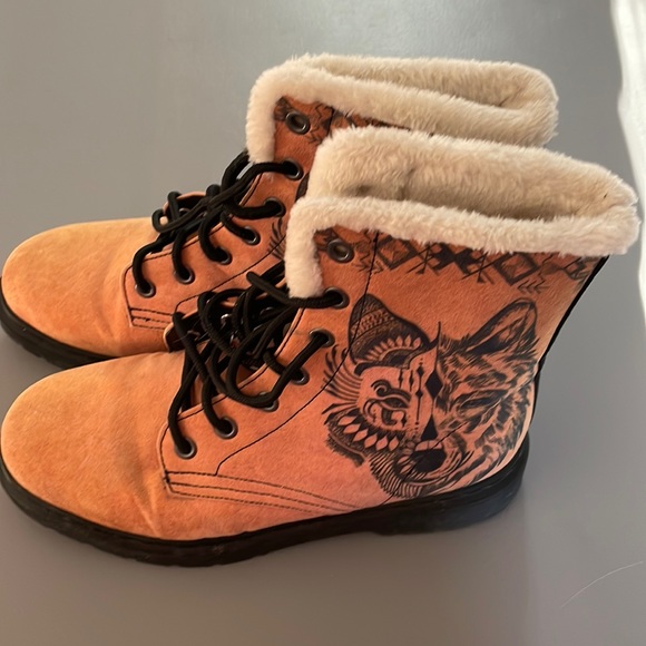 Yes We Vibe Shoes - Yes We Vibe boots. 10 womens  brown wolf